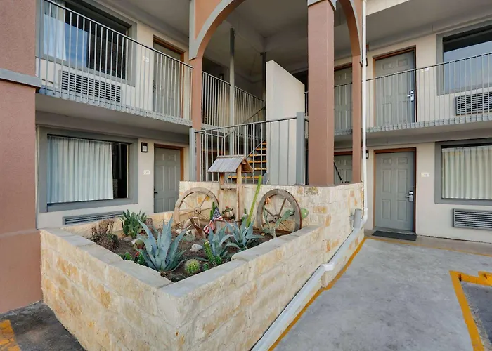 Super 8 By Wyndham San Antonio Pearl District Downtown Motel