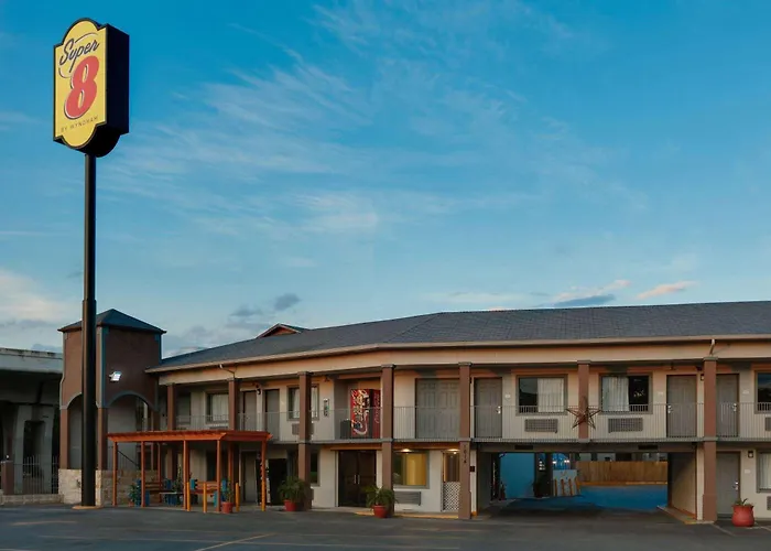 Super 8 By Wyndham San Antonio Pearl District Downtown Motel