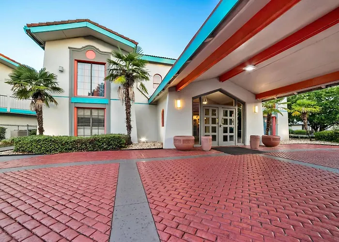 Howard Johnson By Wyndham Columbus Fort Moore
