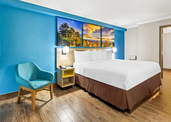 Days Inn By Wyndham Houston East