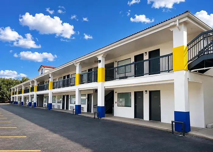 Days Inn By Wyndham Near Seaworld San Antonio