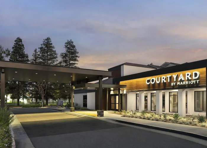 Courtyard By Marriott Bakersfield Hotel